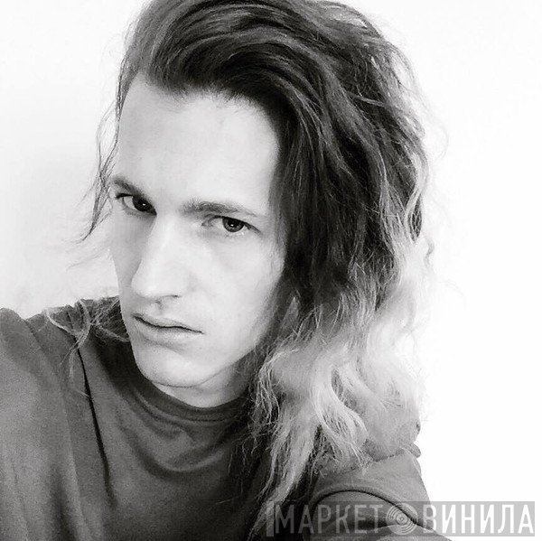 Alex Wolf 