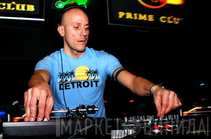 DJ 3000