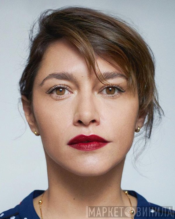 Emma De Caunes
