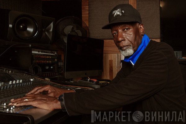 Lloyd Barnes