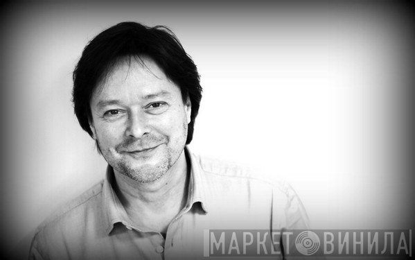 Simon Darlow
