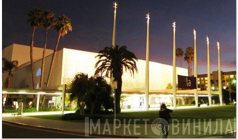 Santa Monica Civic Auditorium - Винил CD и Кассеты лейбла Santa Monica Civic Auditorium на сайте МаркетВинила